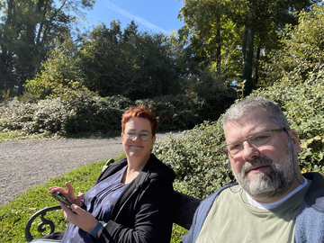 Lunchen op een bankje in Wildpark Feldkirch